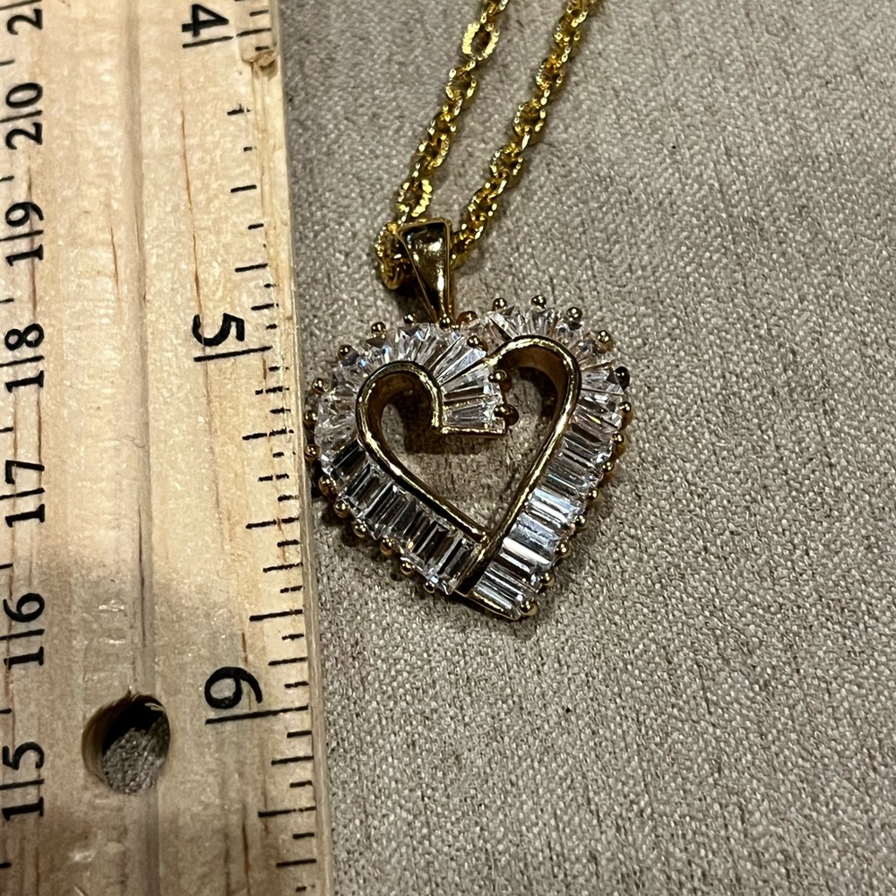 DBJ gold tone, heart pendant with rhinestone baguettes - Picture 9 of 9